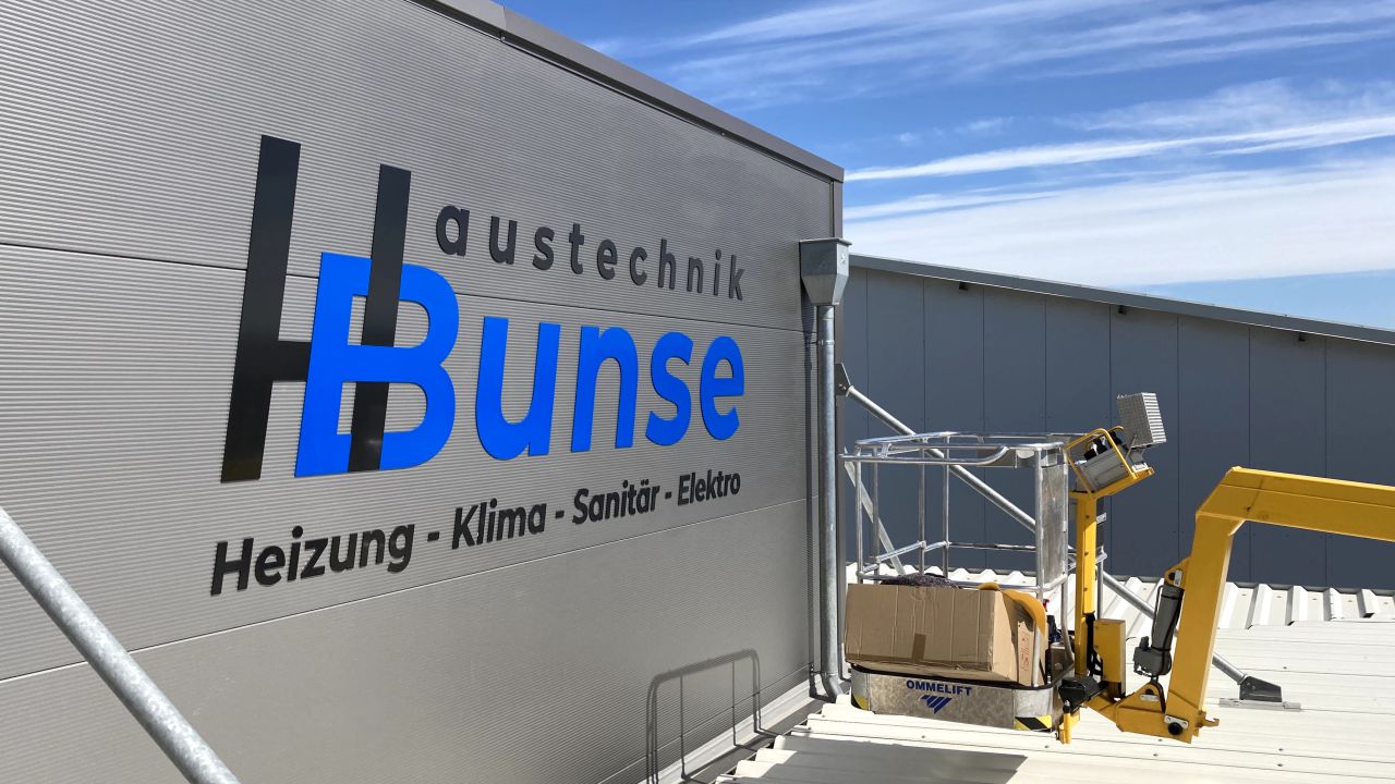 Gefräste Kunststoffbuchstaben für Fassaden in Paderborn 