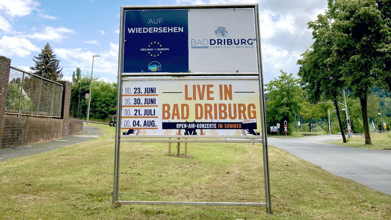 Beschriftung von Ortseingangsschildern für ein Event in Bad Driburg 