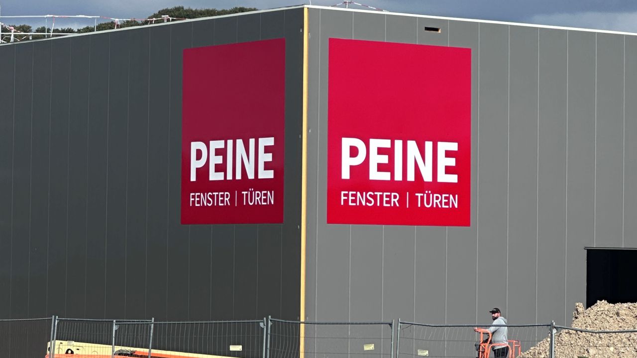 Große Schilder mit Beschriftung für Fenster Peine in Herste 