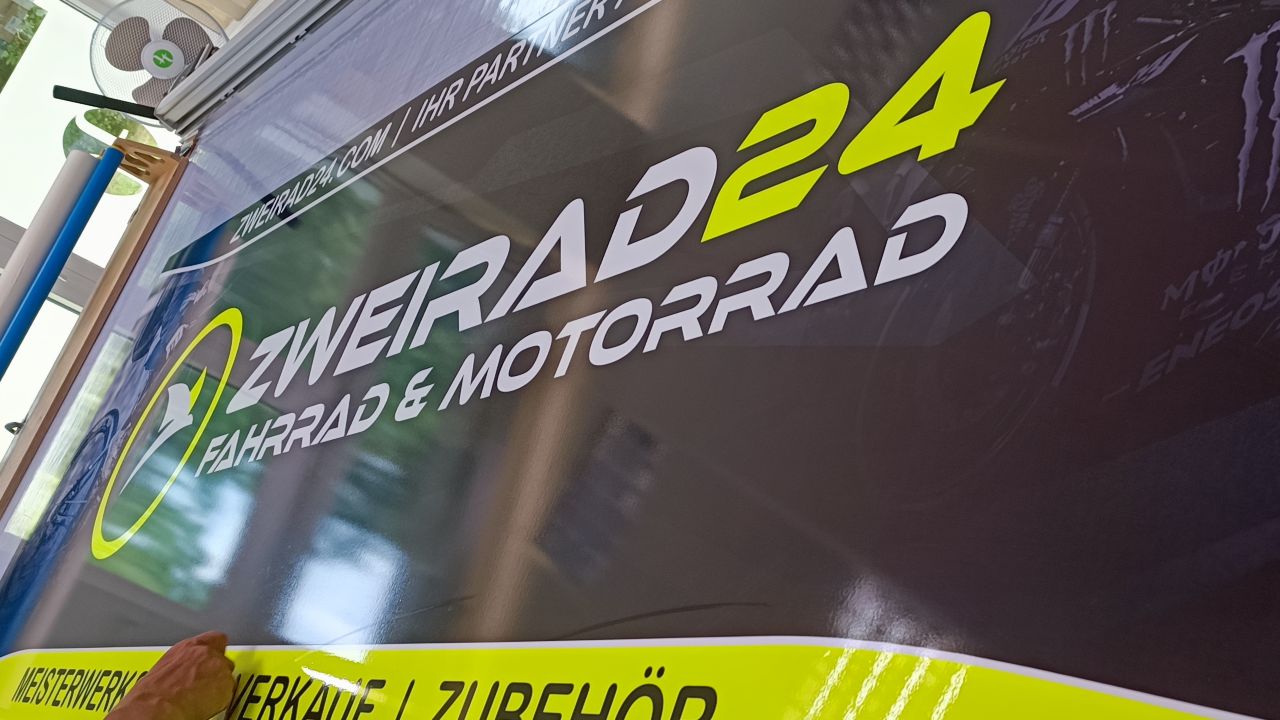 Bandenwerbung für Zweirad24 mit Neonfolie 